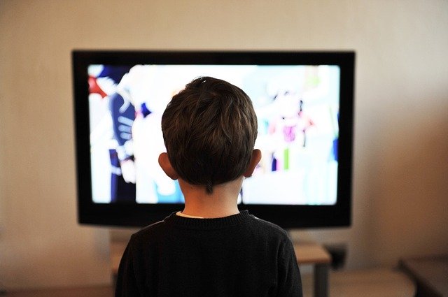 dieťa pozerajúce televíziu.jpg